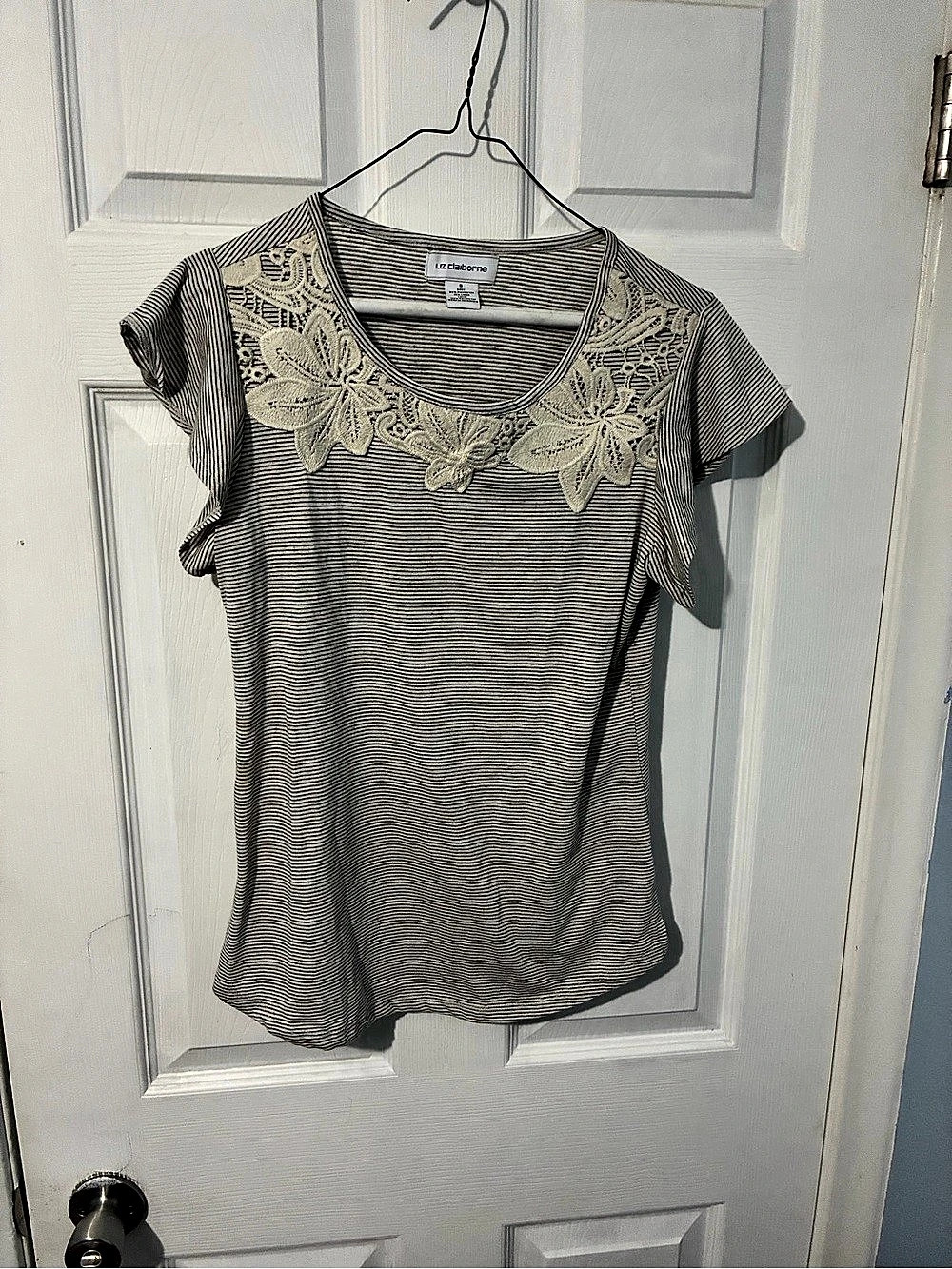 Liz Claiborne Striped Linen Blend Embroidered Tee in Gray & White Small